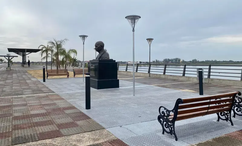 De Costanera-boulevard langs de rivier in Asuncion, Paraguay