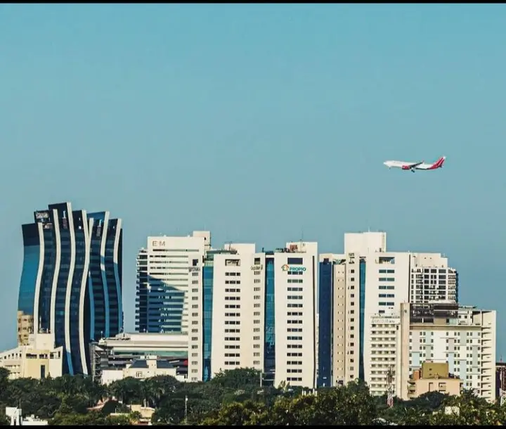 Het moderne zakendistrict van Asunción met kantoortorens, waar bedrijven in Paraguay zich vestigen