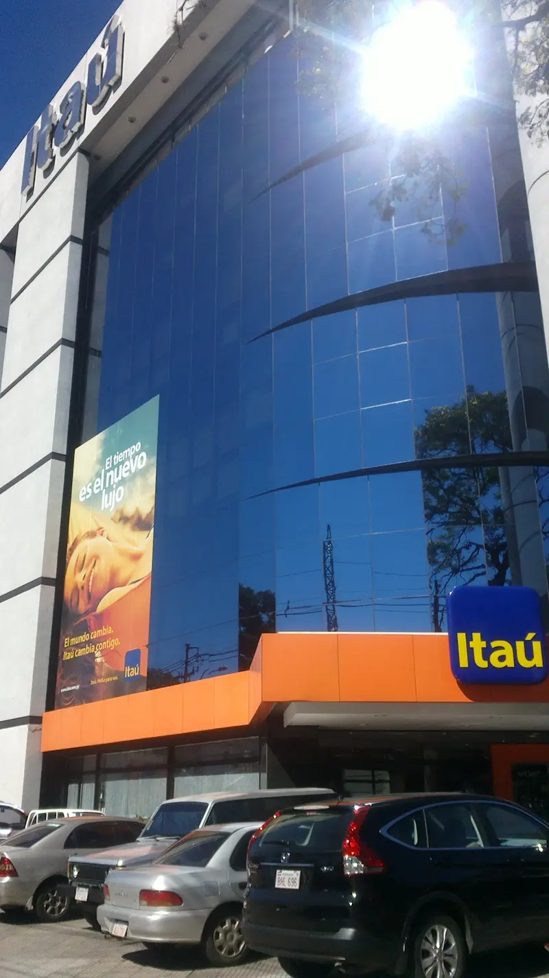 Het Banco Itaú-gebouw in Asunción, Paraguay, waar veel emigranten hun bankzaken regelen