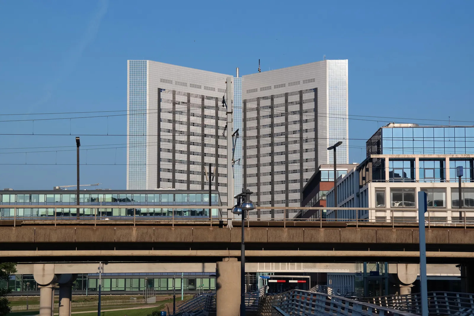 Kantoor van de Belastingdienst aan de Kingsfordweg in Amsterdam; de Belastingdienst beoordeelt uw M-biljet over het emigratiejaar