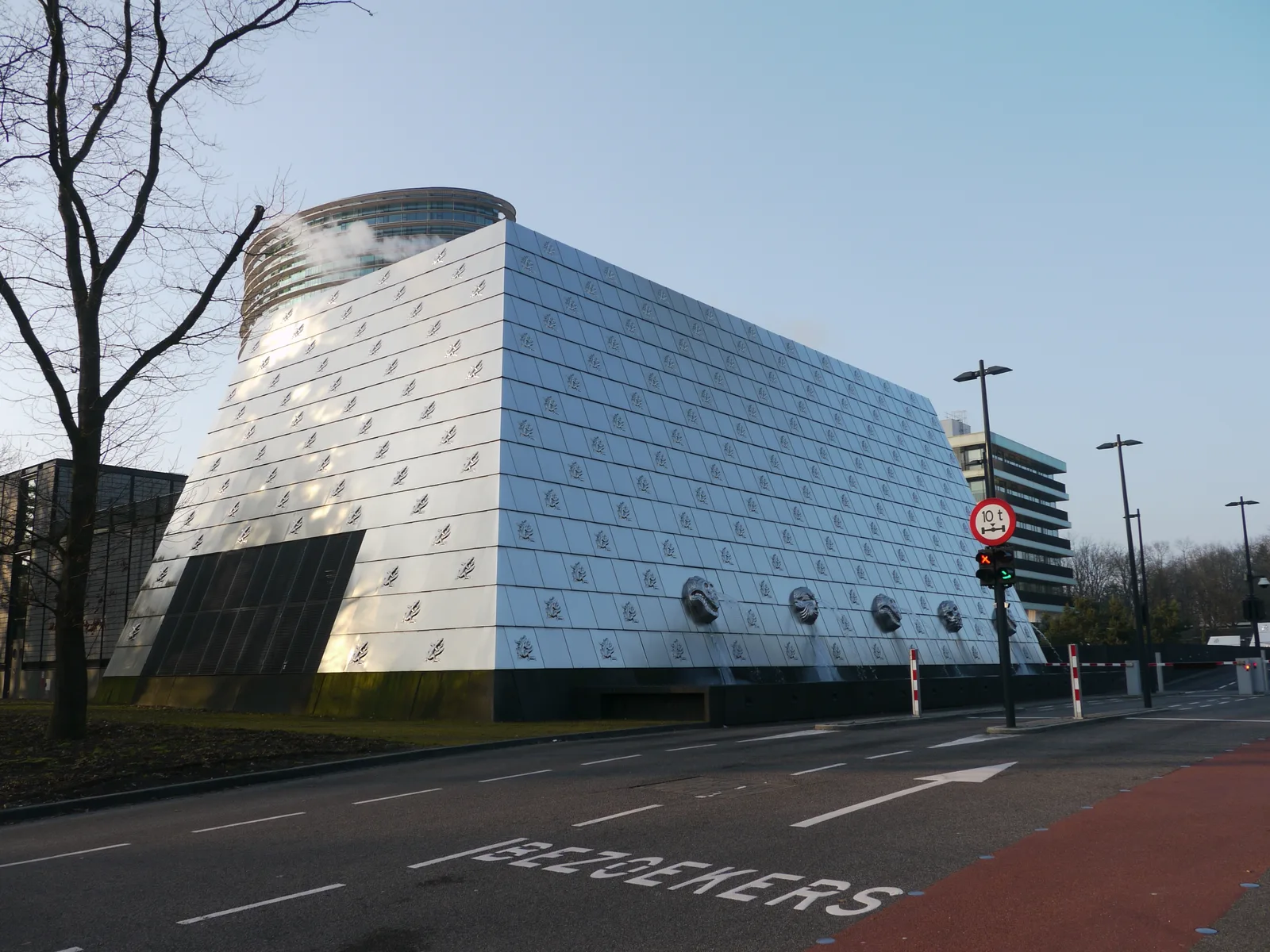 Entree van de Belastingdienst in Apeldoorn; als buitenlands belastingplichtige houdt u voor Nederlandse inkomsten met de Belastingdienst te maken
