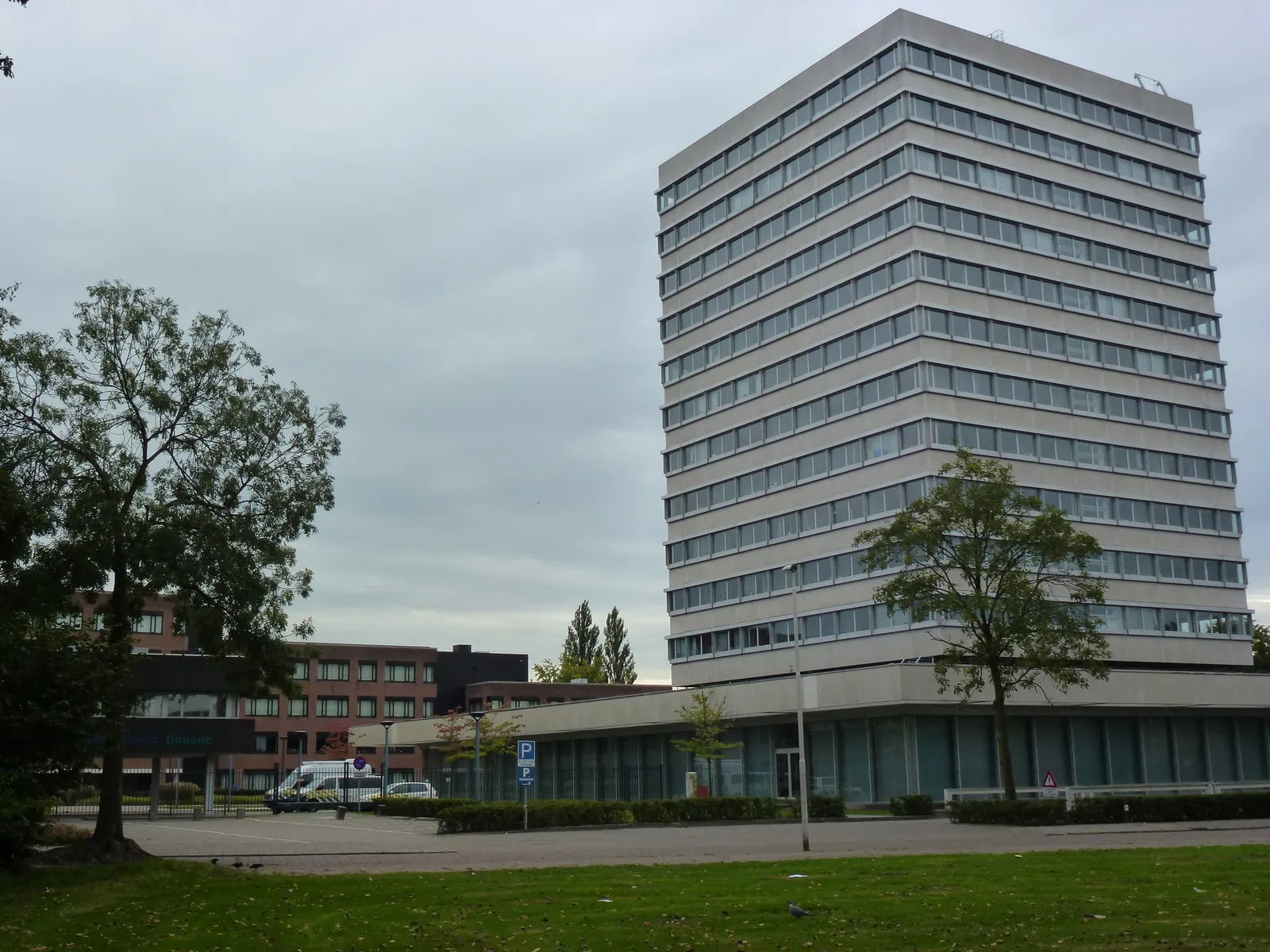 Kantoortoren van de Belastingdienst in Eindhoven; wie via emigratie het toptarief verlaagt, kan een conserverende aanslag krijgen