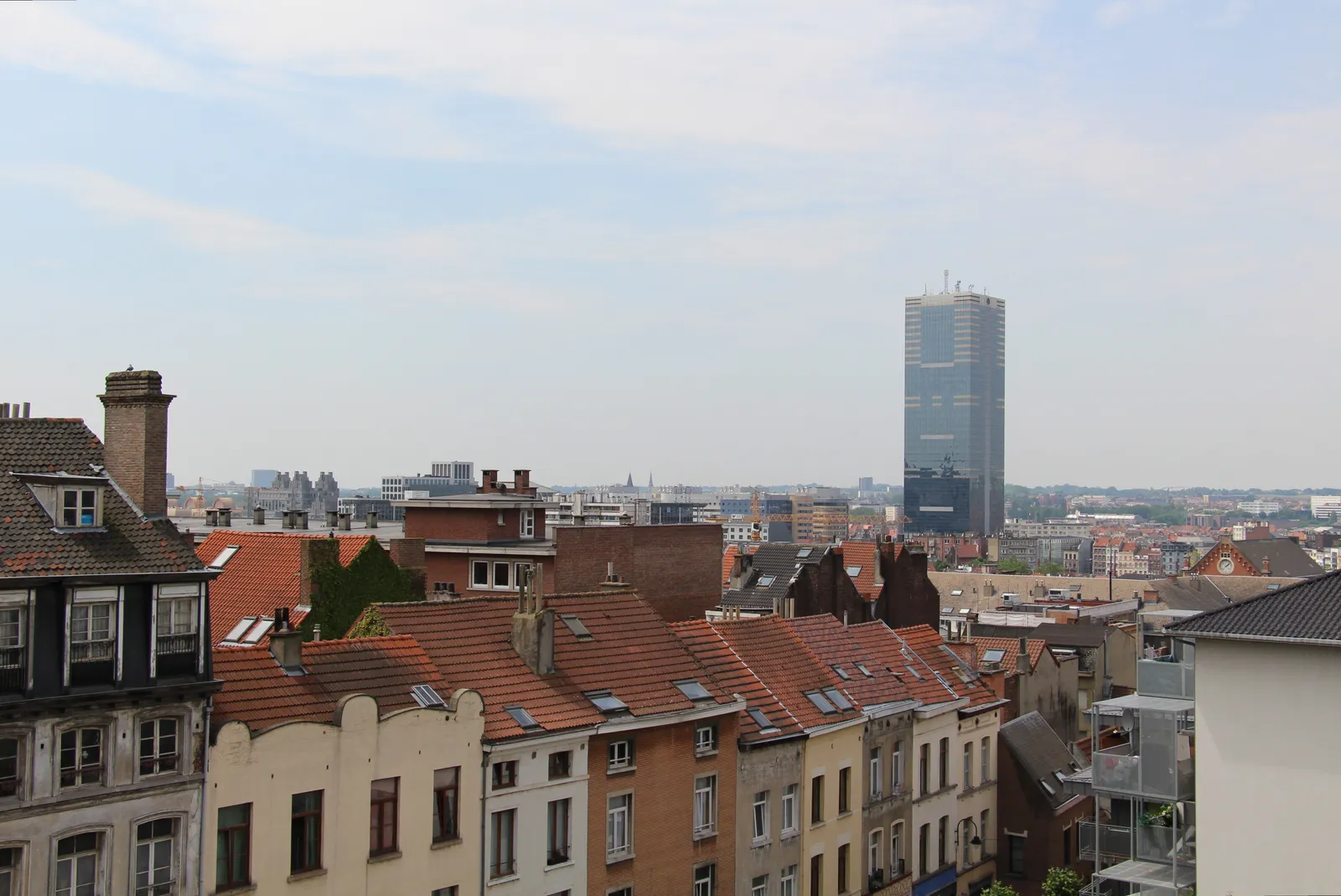 Brusselse daken met de Zuidertoren, zetel van de Federale Pensioendienst die het Belgische wettelijk pensioen uitbetaalt