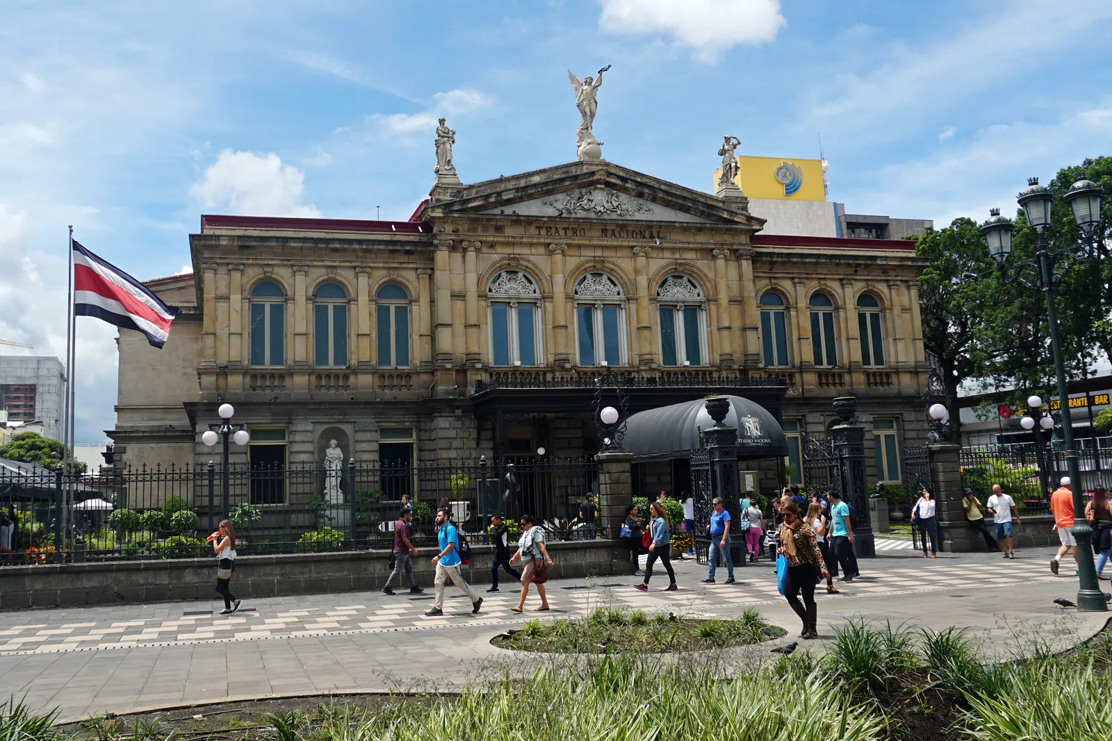 Het Teatro Nacional in San José met de vlag van Costa Rica op het plein ervoor