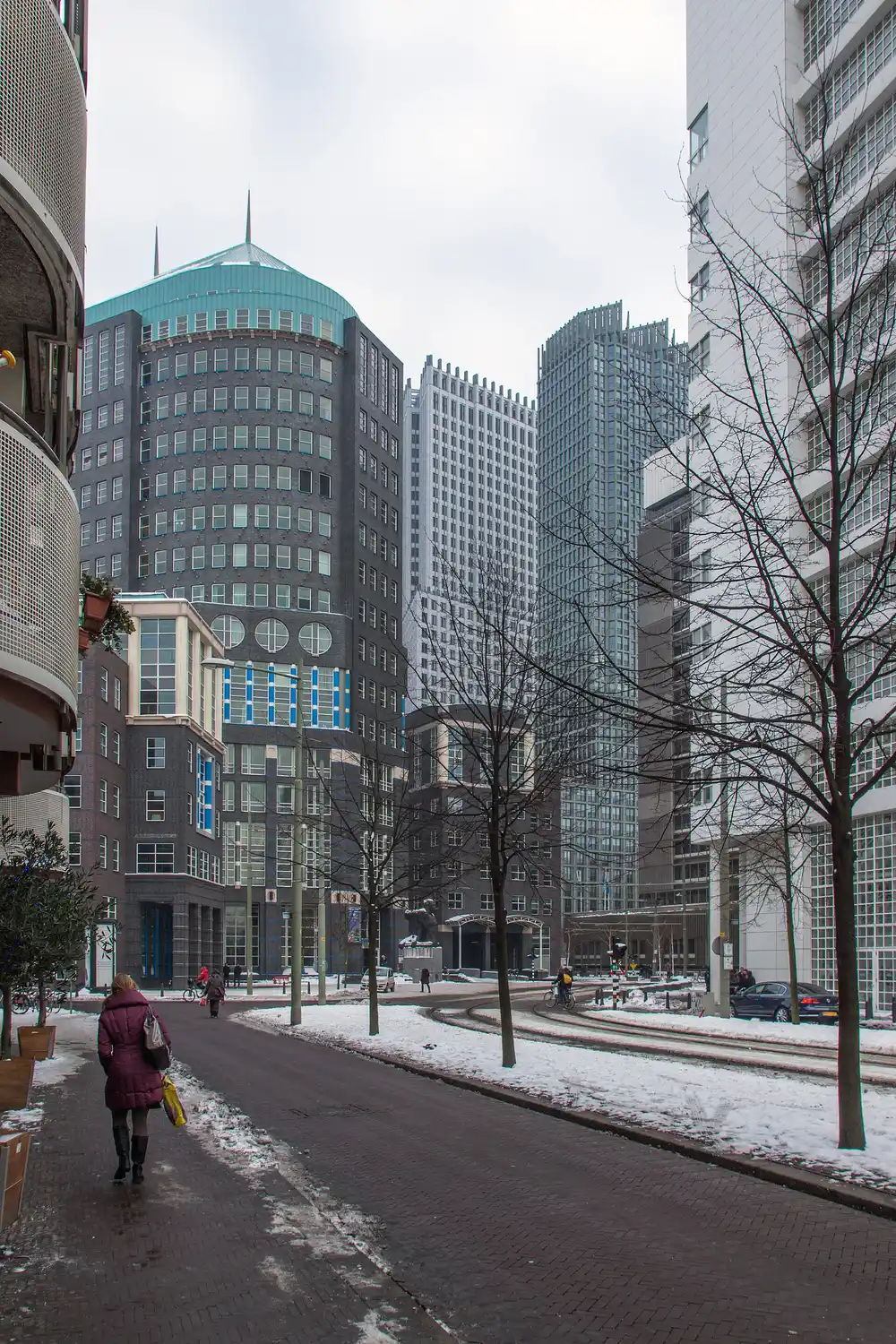 Het regeringscentrum van Den Haag in de winter; uitschrijving uit de BRP regelt u bij uw Nederlandse gemeente