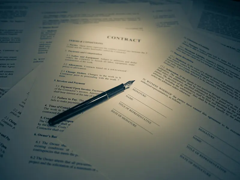 Documenten en een contract klaar voor ondertekening bij de emigratie naar Paraguay