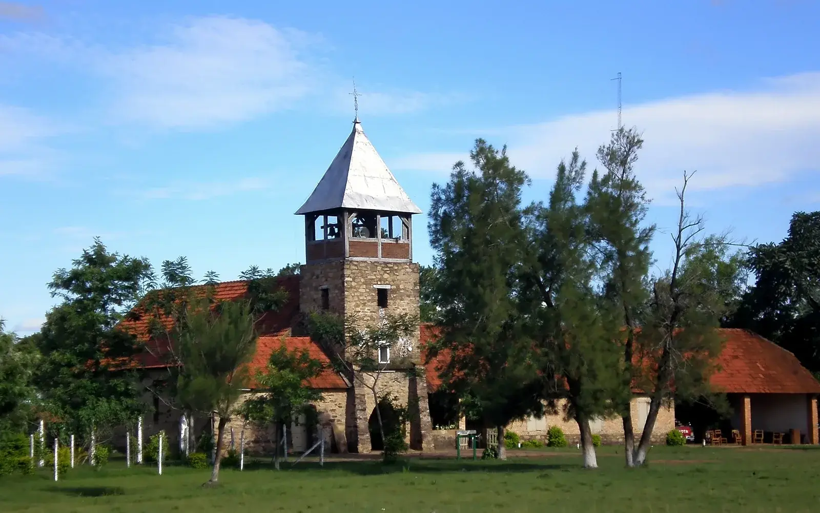 Stenen kerk met klokkentoren in Colonia Independencia, een van de Duitse kolonies in het heuvelland van Guairá in Paraguay
