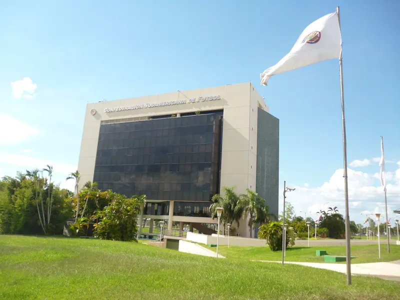 Een modern, verzorgd gebouw in een rustige omgeving in Asunción, Paraguay