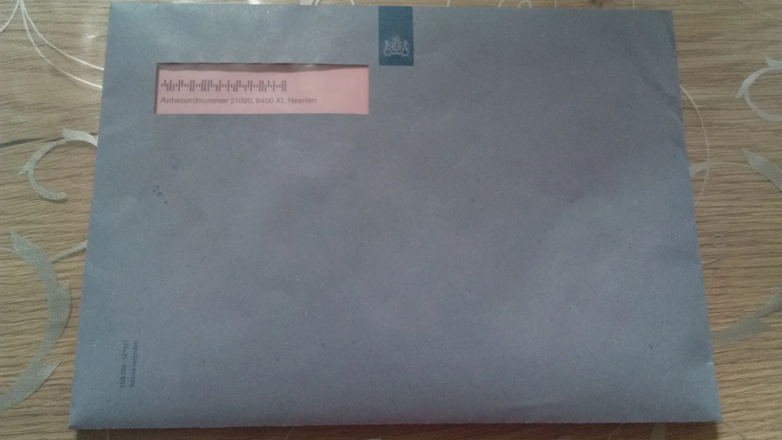 Blauwe retourenvelop van de Belastingdienst, een herinnering dat u een buitenlandse bankrekening na geld overmaken naar Paraguay opgeeft in uw aangifte