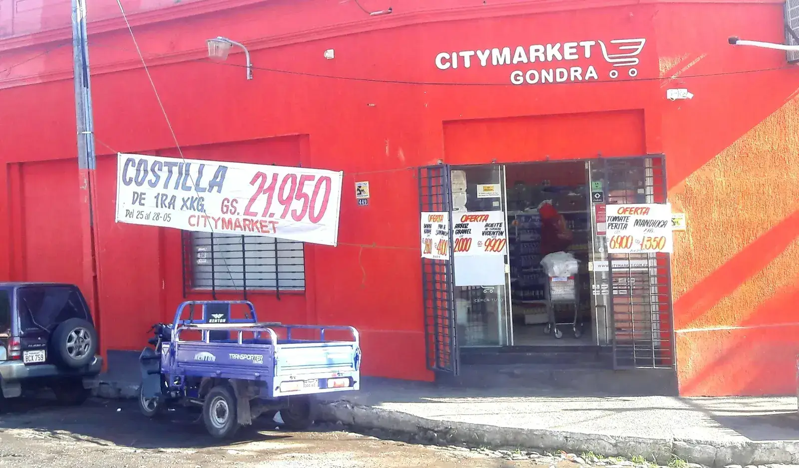 Gevel van een supermarkt in Paraguay met aanbiedingen in guaraní, de munt waarin u na geld overmaken uw dagelijkse uitgaven betaalt