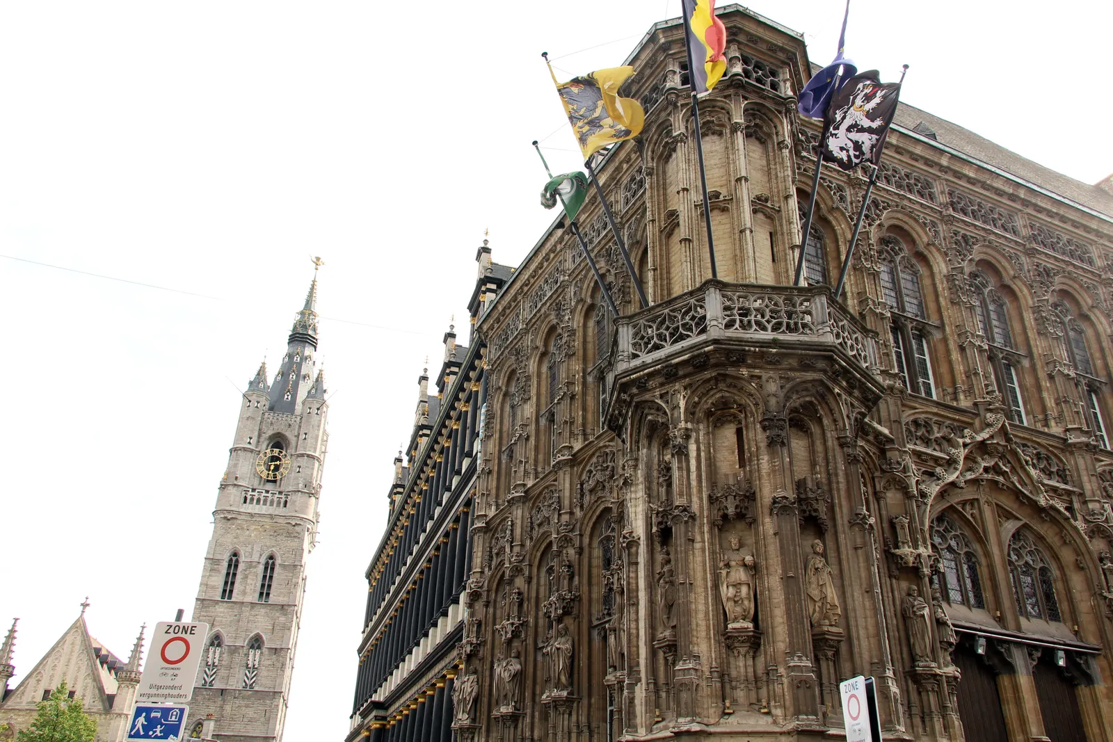 Stadhuis en belfort van Gent, symbool van de gemeentelijke uitschrijving die Belgen regelen voor hun vertrek