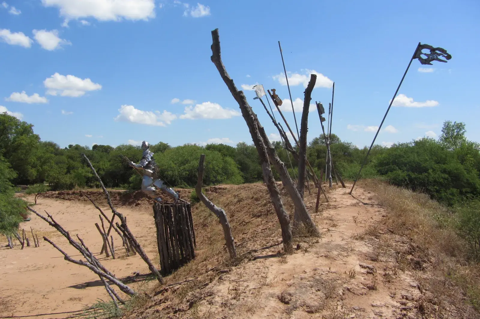Monument voor de Chaco-oorlog bij Fortín Boquerón met loopgraven en houten palissaden in de Paraguayaanse Chaco