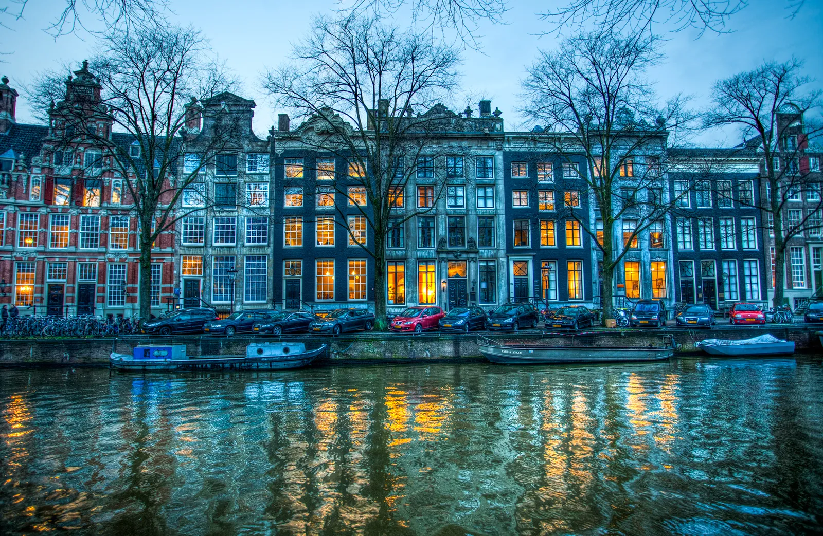 Grachtenpanden aan de Herengracht in Amsterdam bij schemering; Nederlands vastgoed blijft ook vanuit het buitenland in box 3