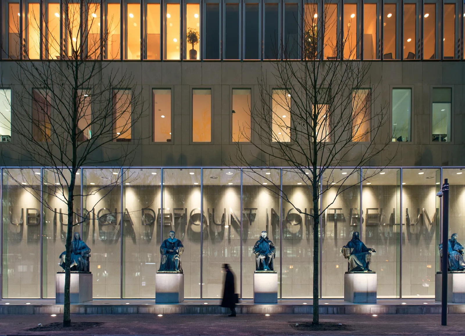 Gebouw van de Hoge Raad in Den Haag bij avond; de Hoge Raad oordeelde over het fictief rendement in box 3