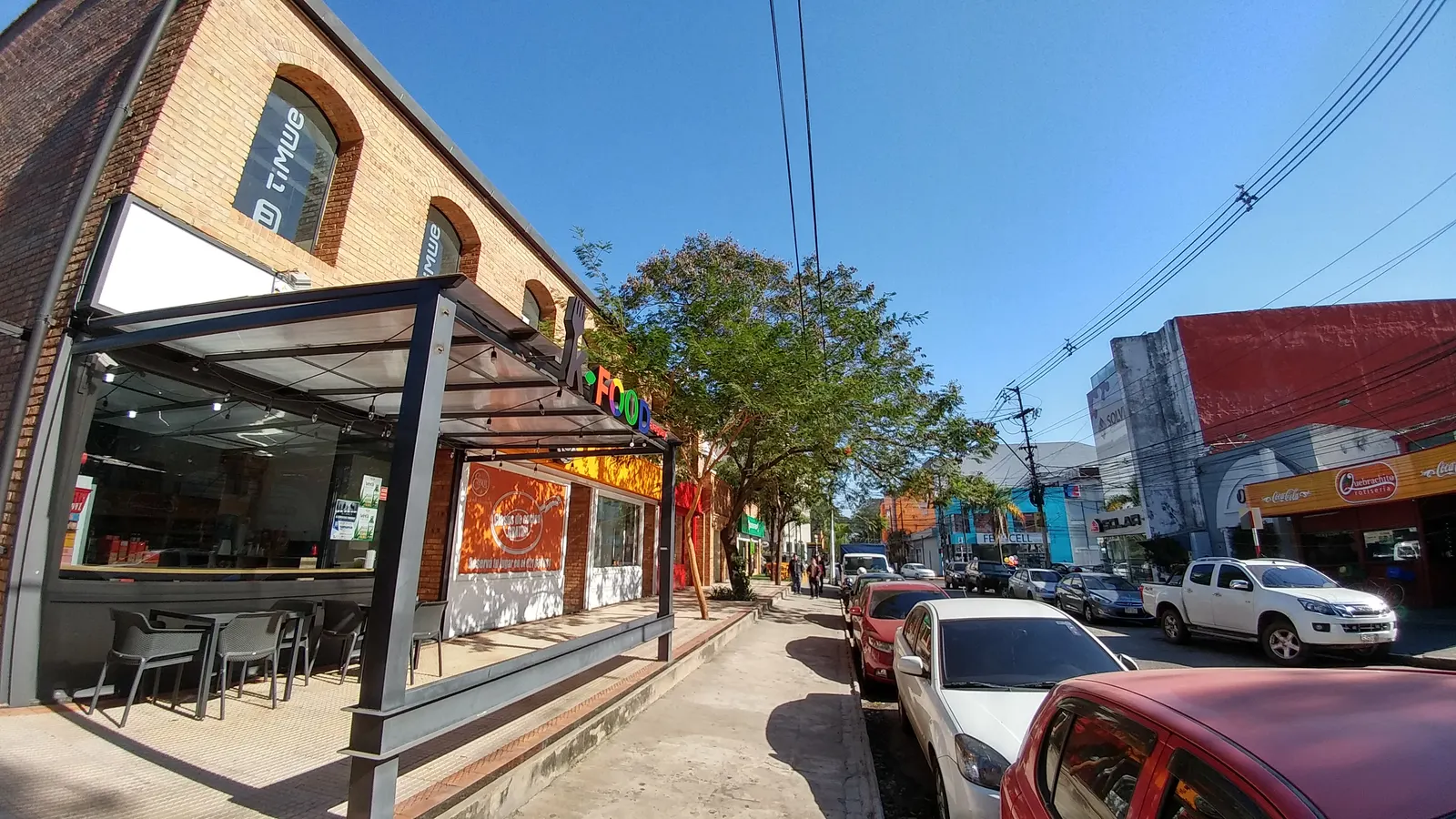 Straat met cafés en winkels in de wijk Villa Morra in Asunción, waar u ter plaatse naar een huurwoning kunt zoeken