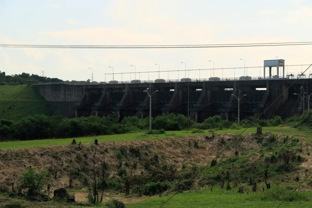 De stuwdam van de waterkrachtcentrale Acaray van ANDE bij Ciudad del Este in Paraguay