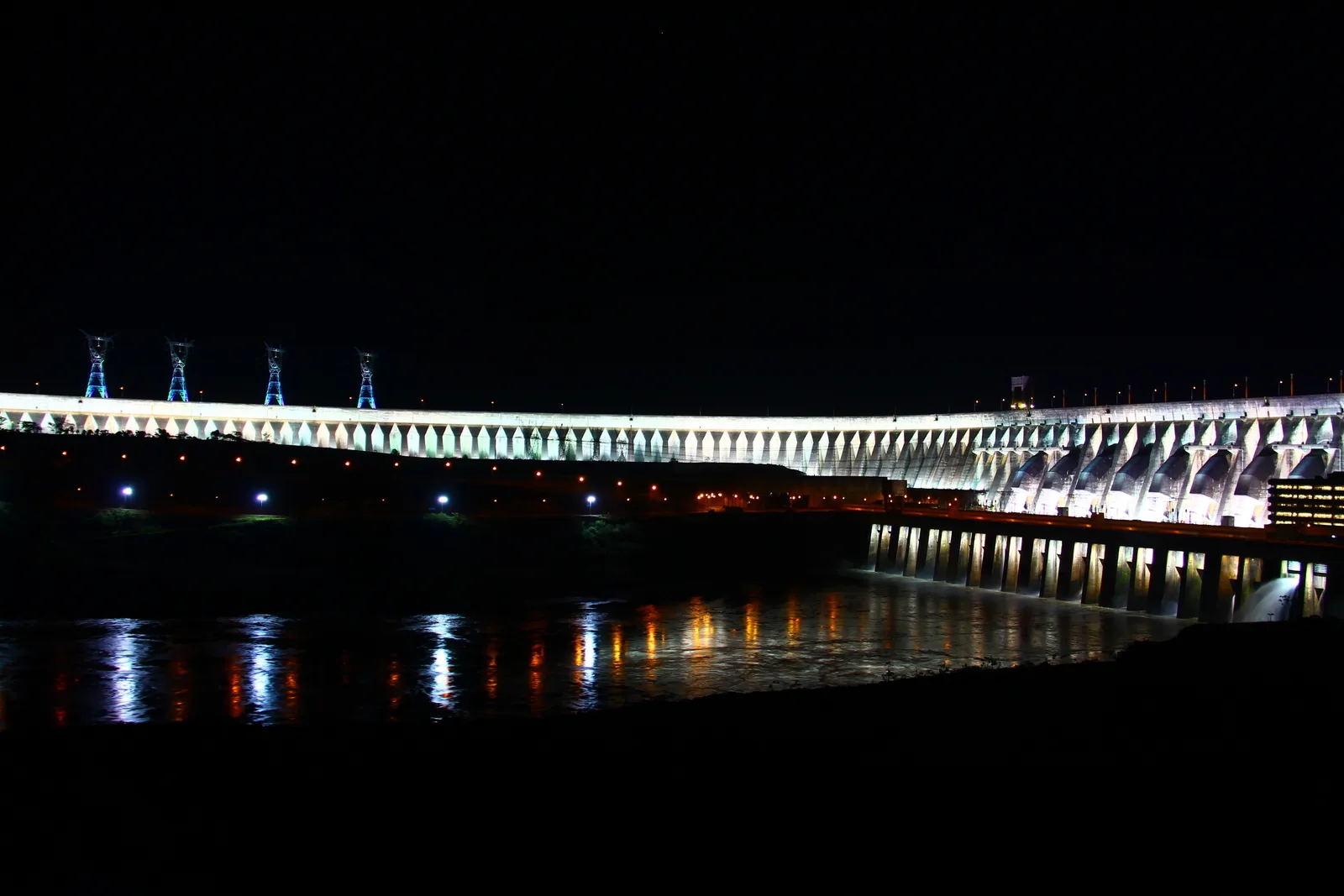 De stuwdam van Itaipú 's avonds verlicht, een van de bezienswaardigheden bij een bezoek aan de waterkrachtcentrale