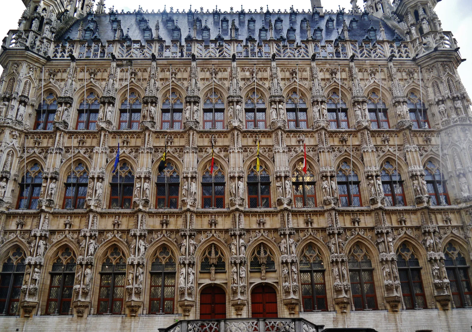 Het gotische stadhuis van Leuven: uitschrijven bij de gemeente is de eerste stap bij emigreren vanuit België