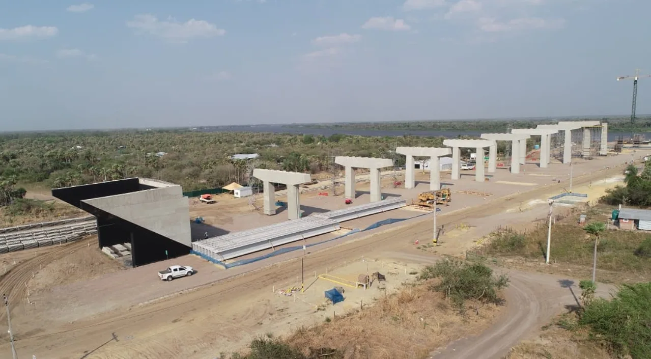 Pijlers van de brug van de bioceanische corridor bij Carmelo Peralta in Paraguay tijdens de bouw