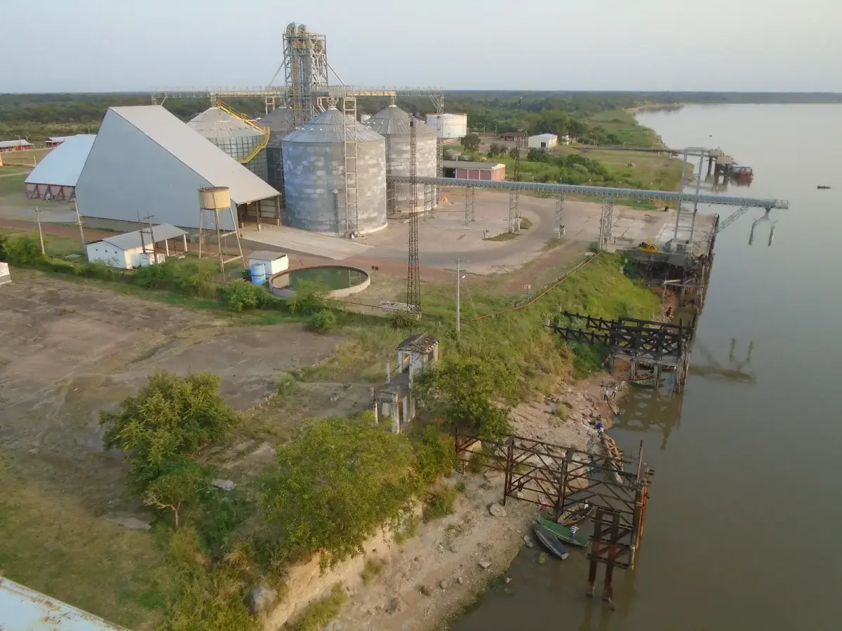 Graansilo's en een laadsteiger aan de oever van de Río Paraguay, typisch voor de exportinfrastructuur langs de Paraguay rivier