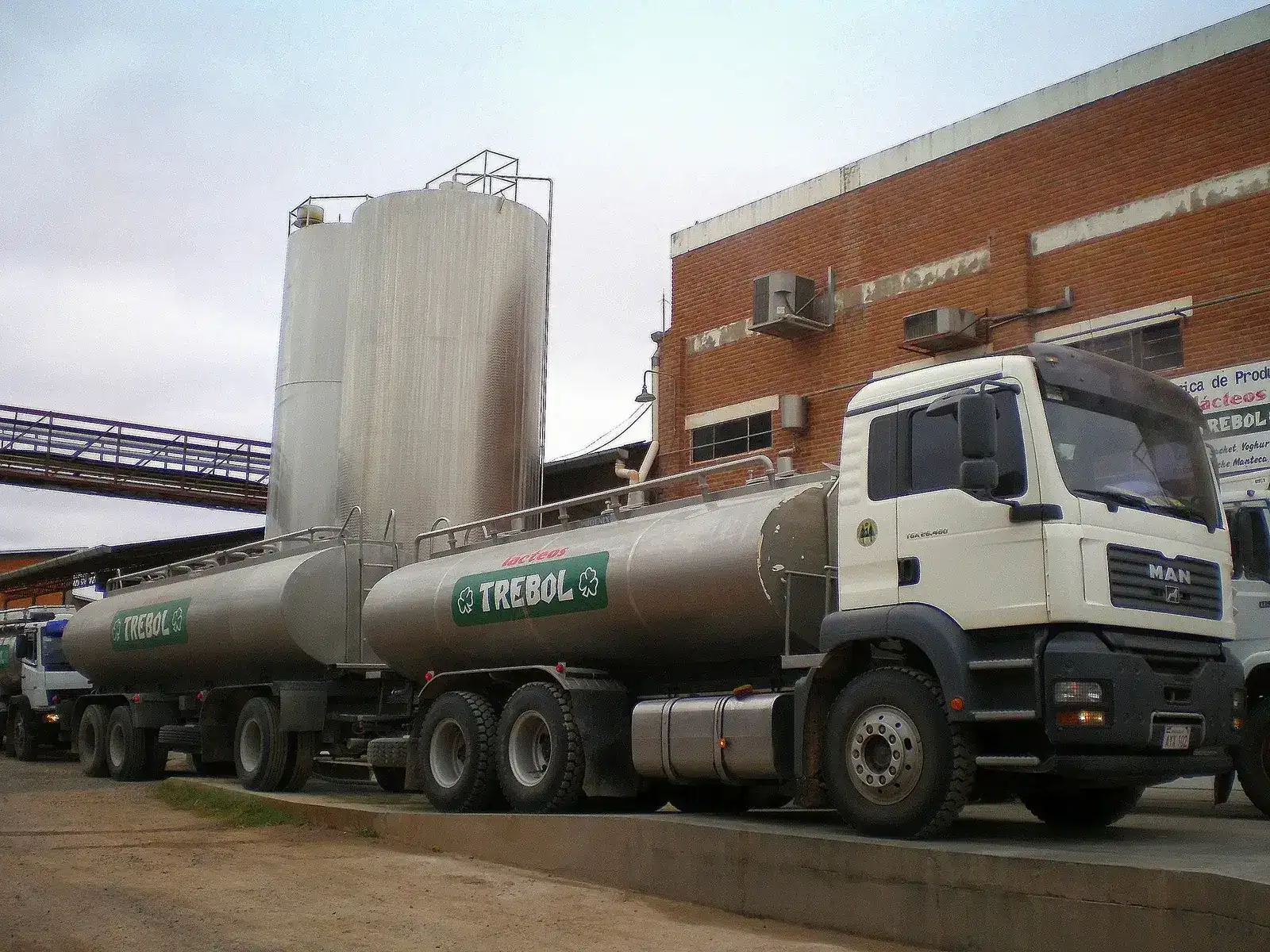 Tankwagens van zuivelmerk Trébol bij de melkfabriek van de mennonietencoöperatie Chortitzer in Loma Plata