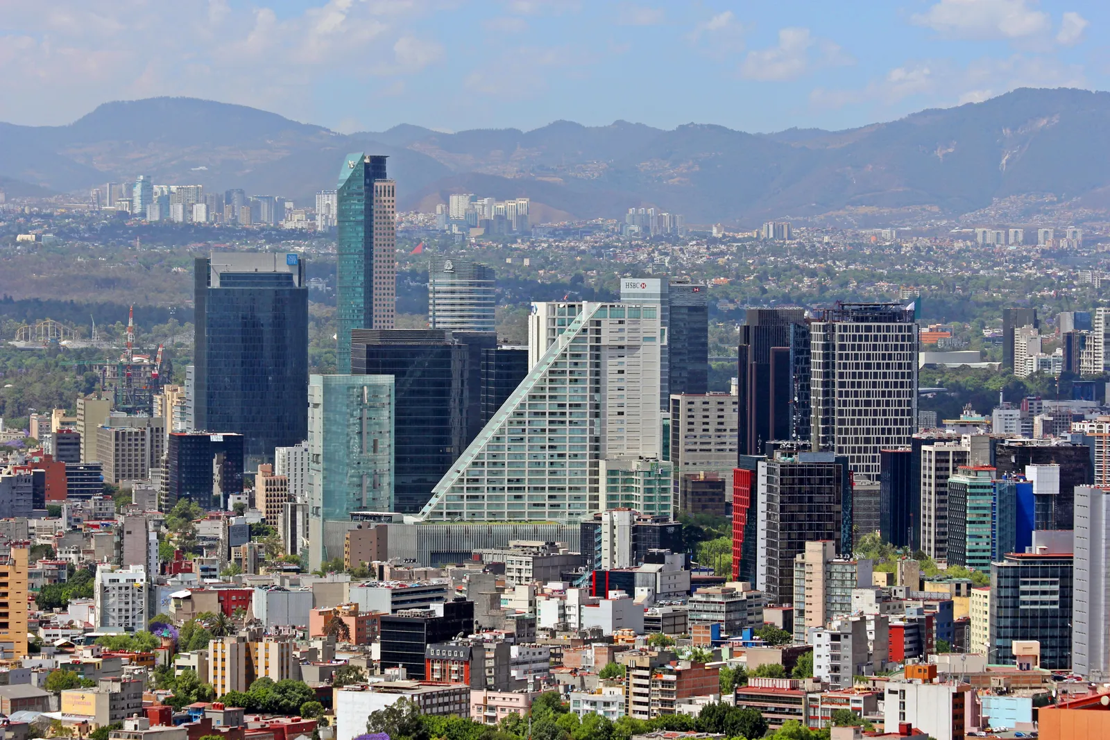 Wolkenkrabbers langs de Paseo de la Reforma in Mexico-Stad, waar de kosten van leven hoger liggen dan elders in Mexico