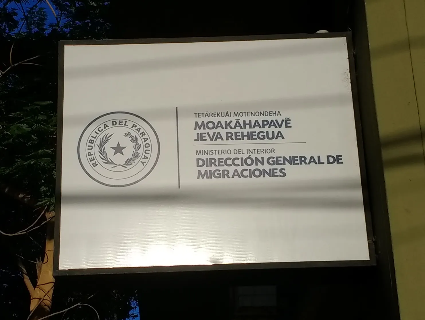Naambord van de Dirección General de Migraciones in Asunción, de dienst die de voorwaarden voor de residentie publiceert