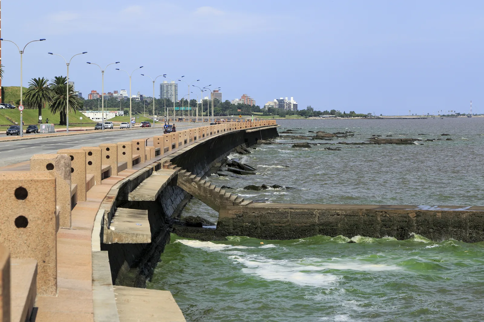 De kustboulevard Rambla in Montevideo aan de Río de la Plata, onderdeel van het dagelijks leven in Uruguay