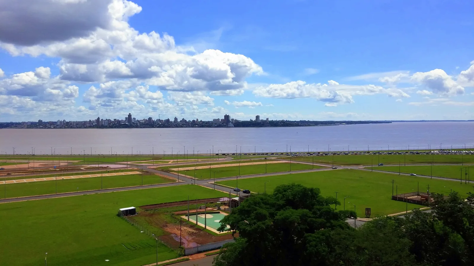Costanera van Encarnación aan de Paraná met Posadas aan de overkant, een woonplaats van Nederlanders in Paraguay in het zuiden