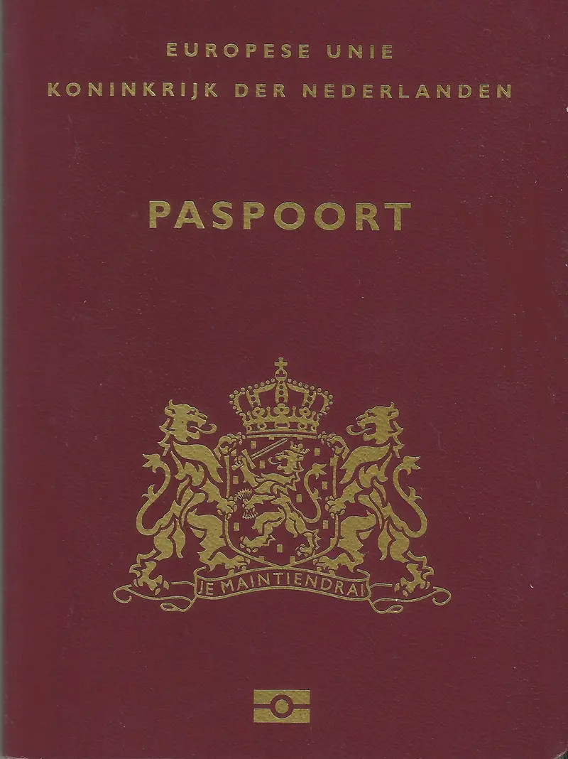 De cover van een Nederlands paspoort, document bij emigratie en uitschrijving uit de BRP