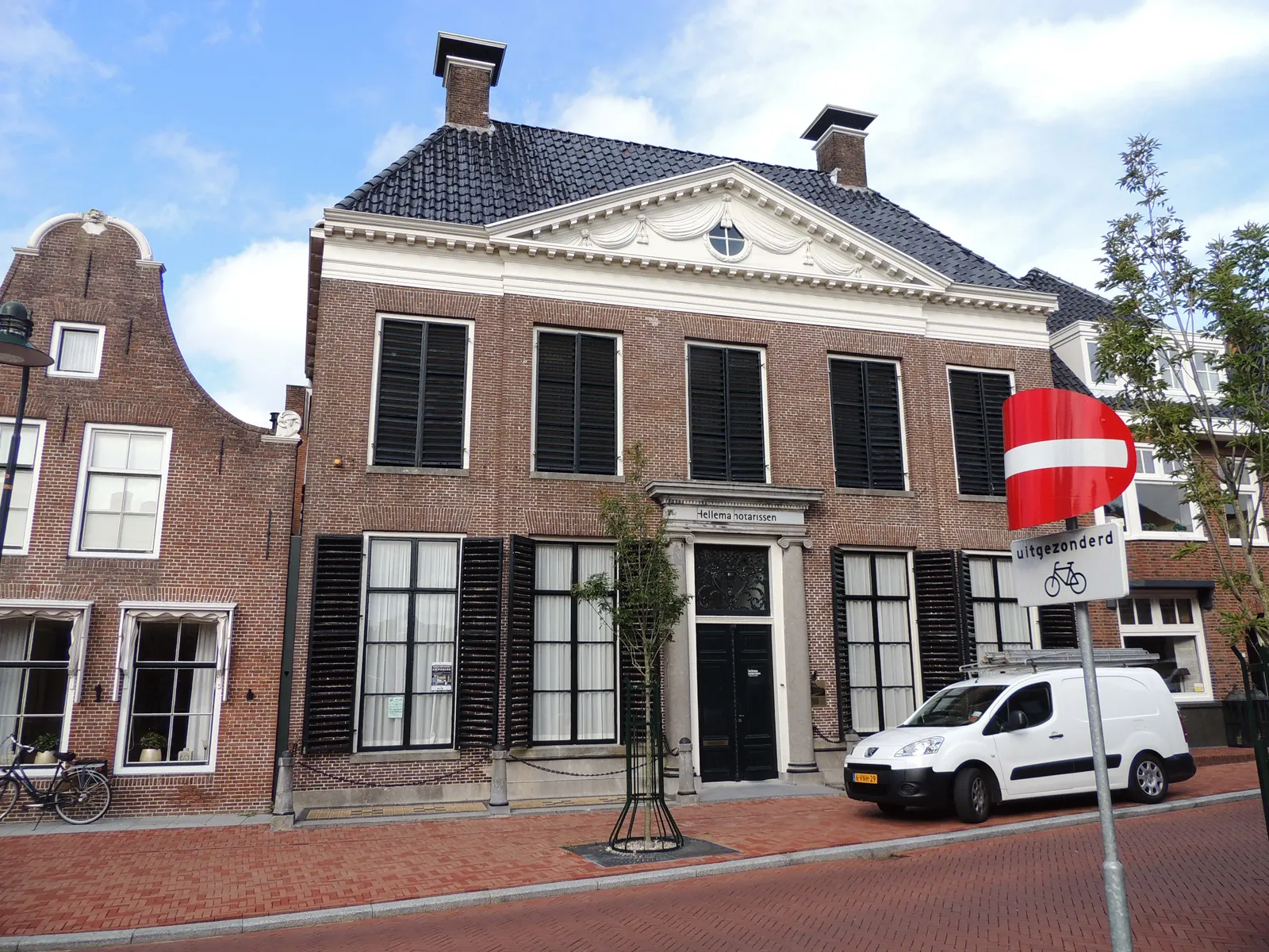 Notariskantoor in een monumentaal pand in Dokkum; wie na emigratie vastgoed wil schenken, heeft in Nederland de notaris nodig