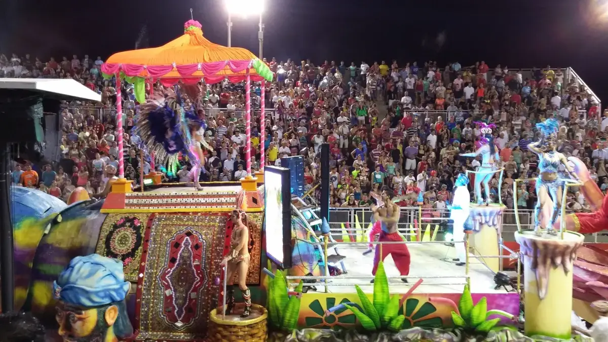 Praalwagen met dansers voor volle tribunes op het carnaval in Encarnación, een zomerfeest voor wie in Paraguay overwintert