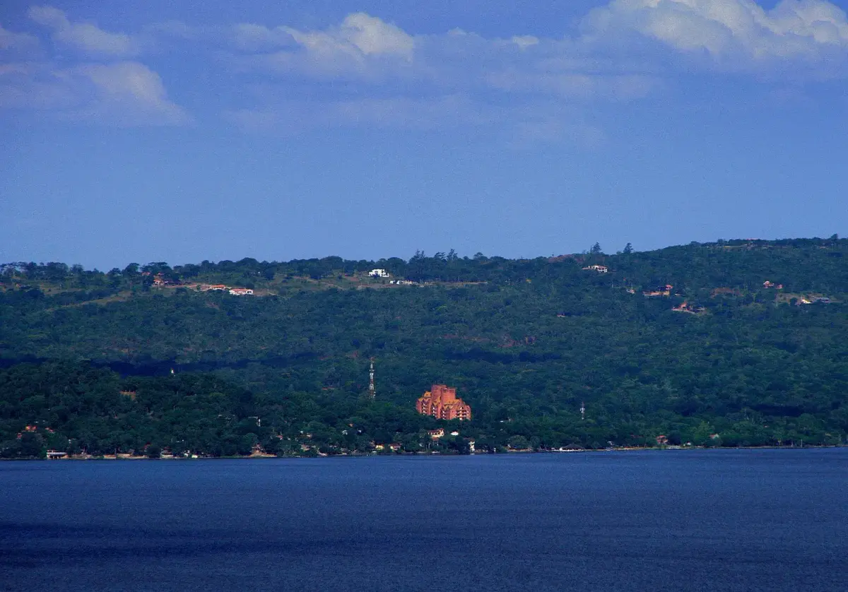 Het meer van Ypacaraí met de beboste heuvels van San Bernardino, een rustige plek om in Paraguay te overwinteren