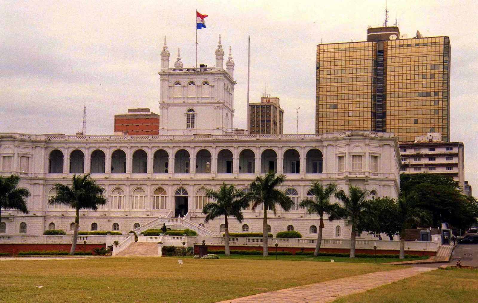 Het Palacio de López in Asunción, zetel van de Paraguayaanse regering; tussen Nederland en Paraguay bestaat geen belastingverdrag