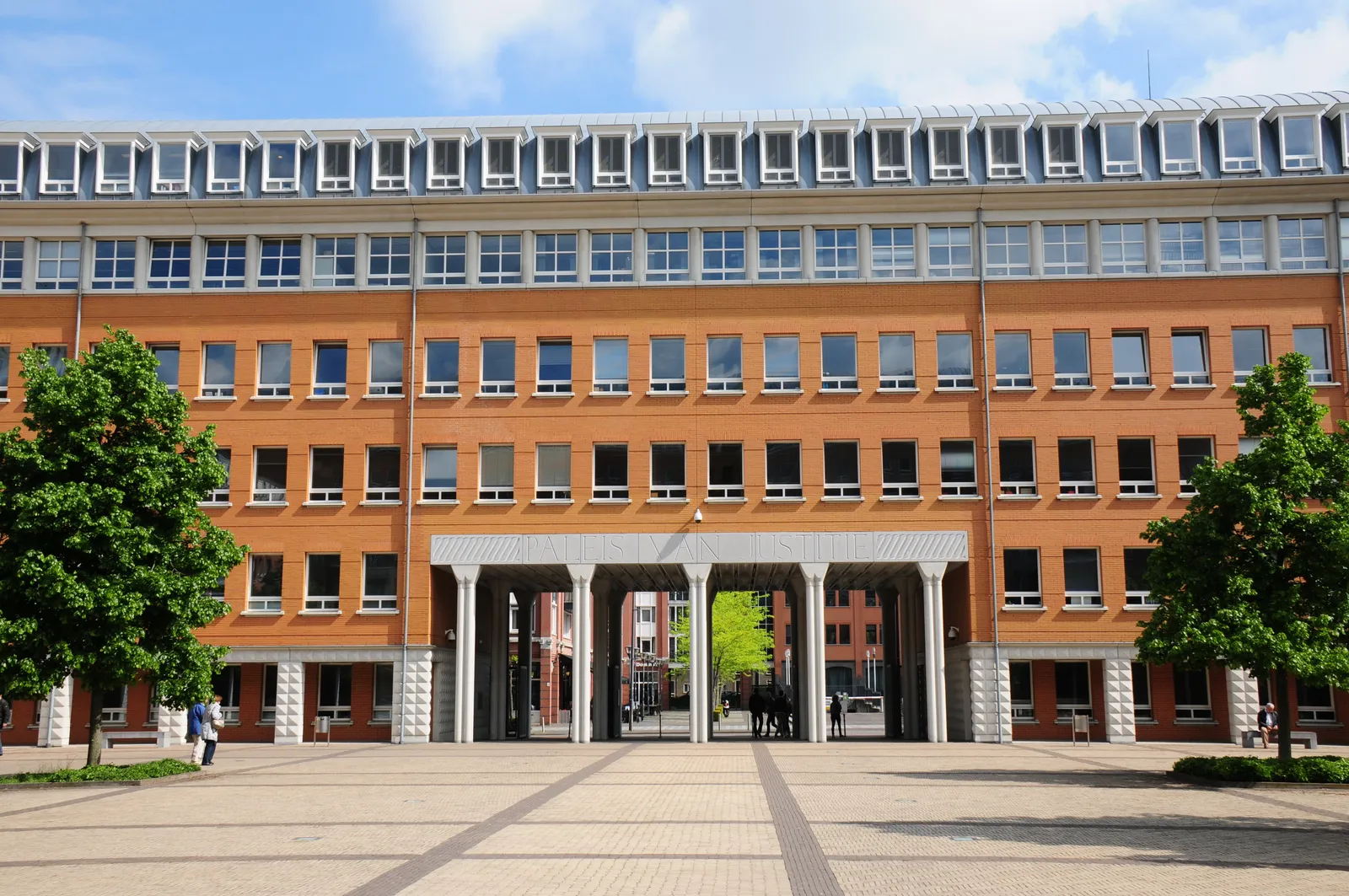 Toegangspoort van het Paleis van Justitie in 's-Hertogenbosch, een rechtbank die de apostille op documenten voor Paraguay zet
