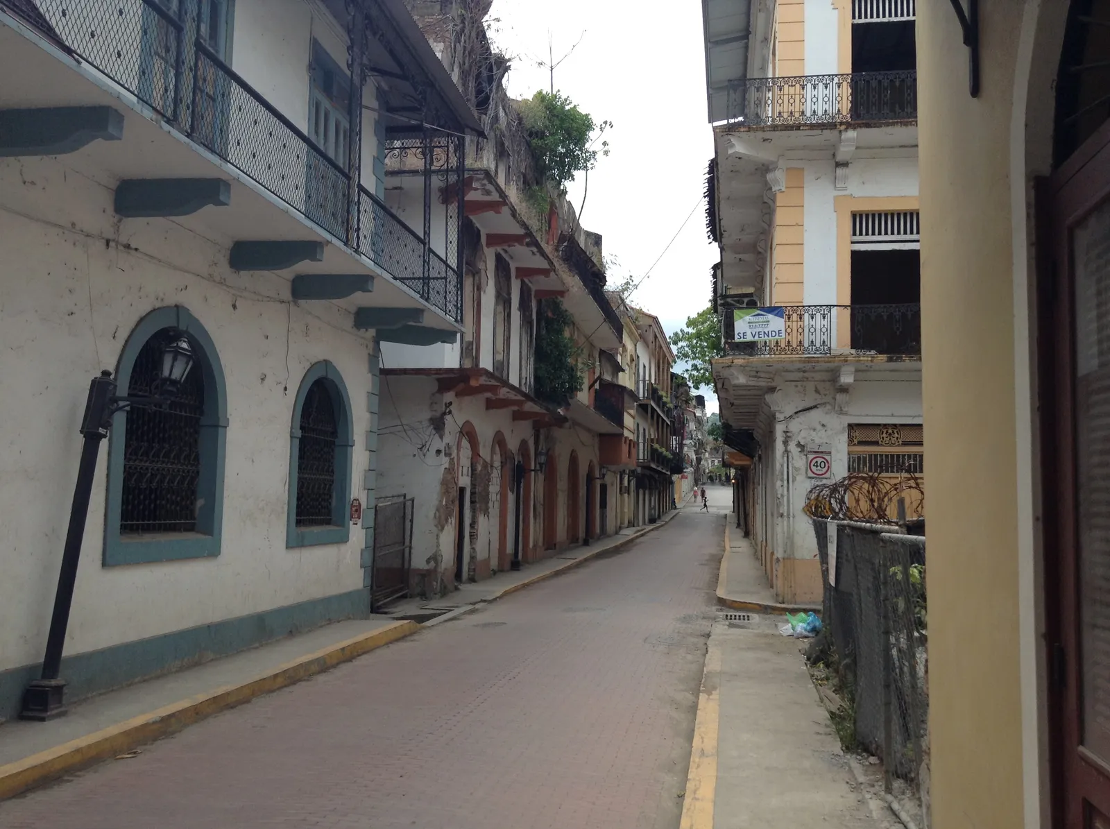 Koloniale panden met een te-koopbord in Casco Viejo, Panama-Stad, illustratief voor de investering in vastgoed