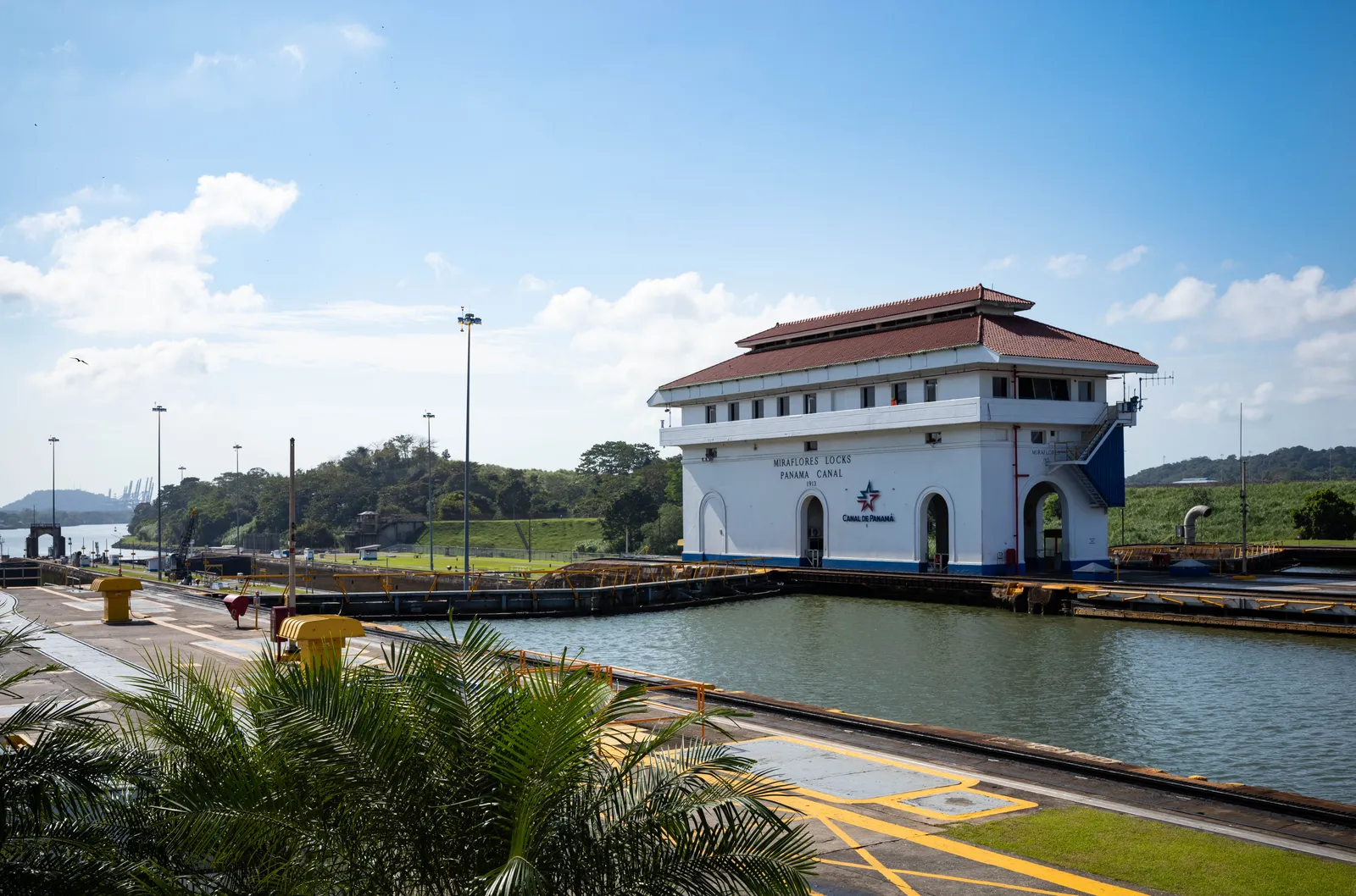 Het bedieningsgebouw van de Miraflores-sluizen aan het Panamakanaal, kern van de internationale infrastructuur van Panama