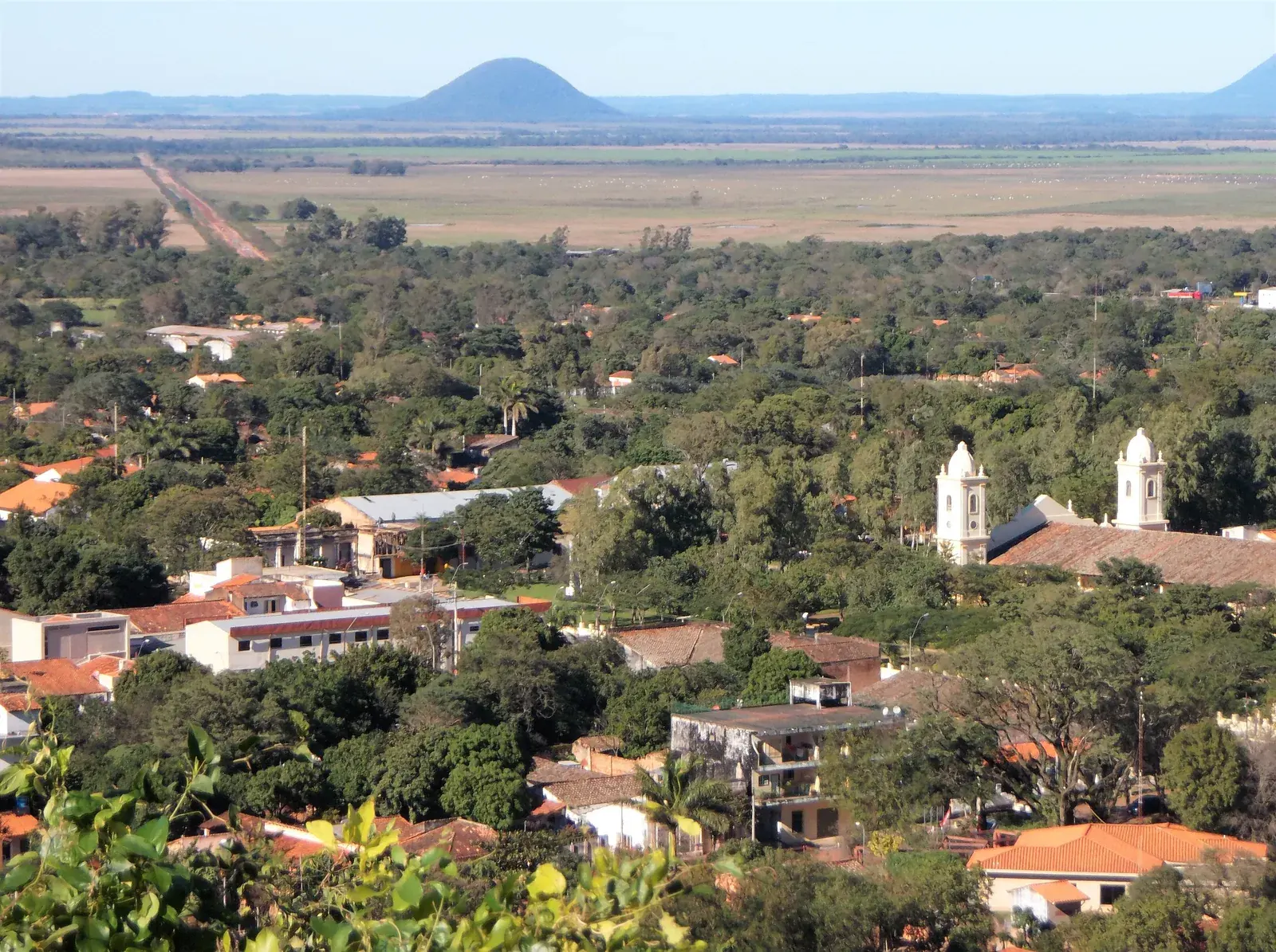 Uitzicht vanaf de Cerro Peró over Paraguarí en het vlakke binnenland van Paraguay, ruim tienduizend kilometer van Europa