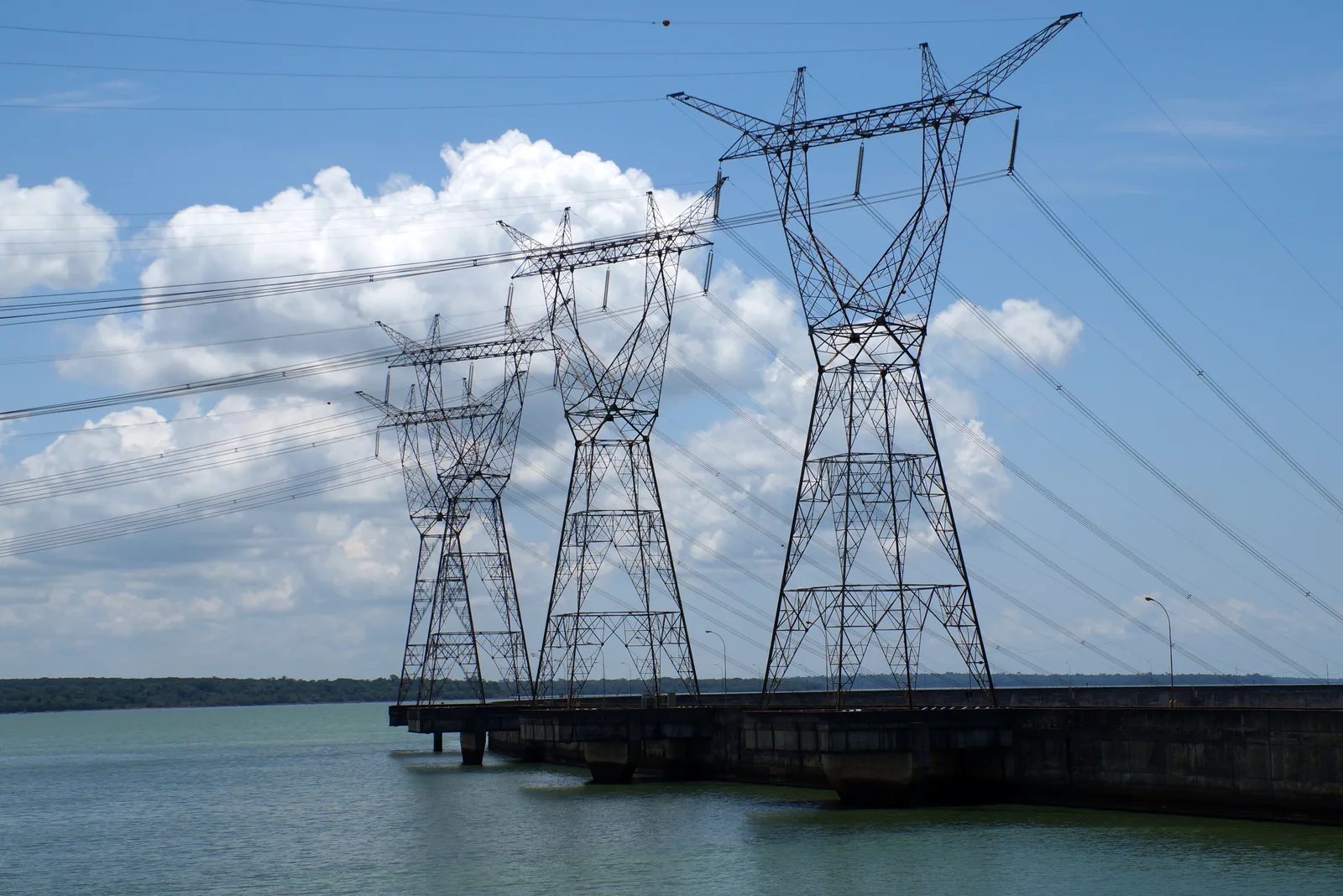 Hoogspanningsmasten aan de Paraguayaanse zijde van de waterkrachtcentrale Itaipú, de bron van de goedkope stroom van Paraguay
