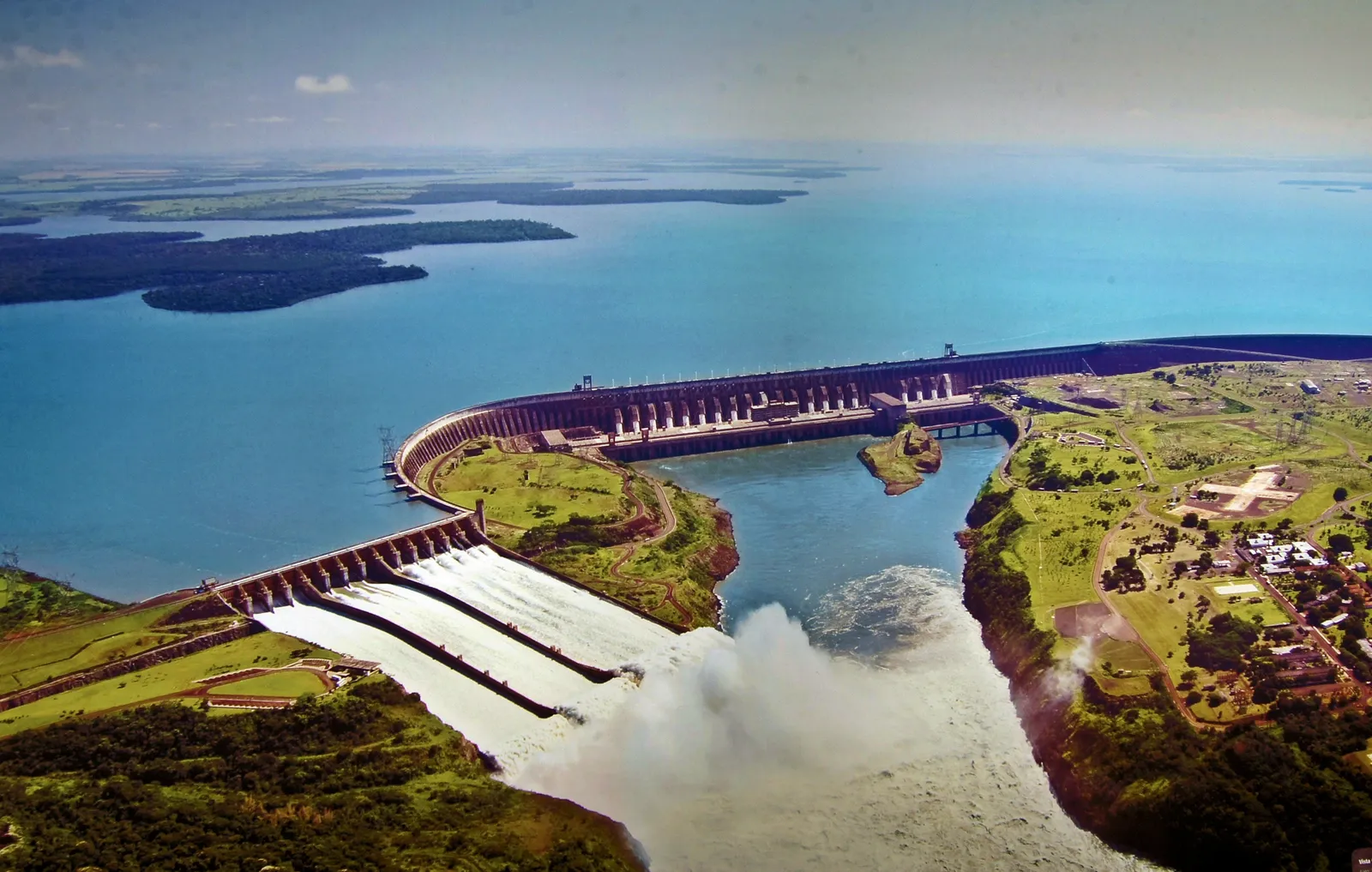 De waterkrachtcentrale Itaipú, een van Paraguays twee binationale energiereuzen