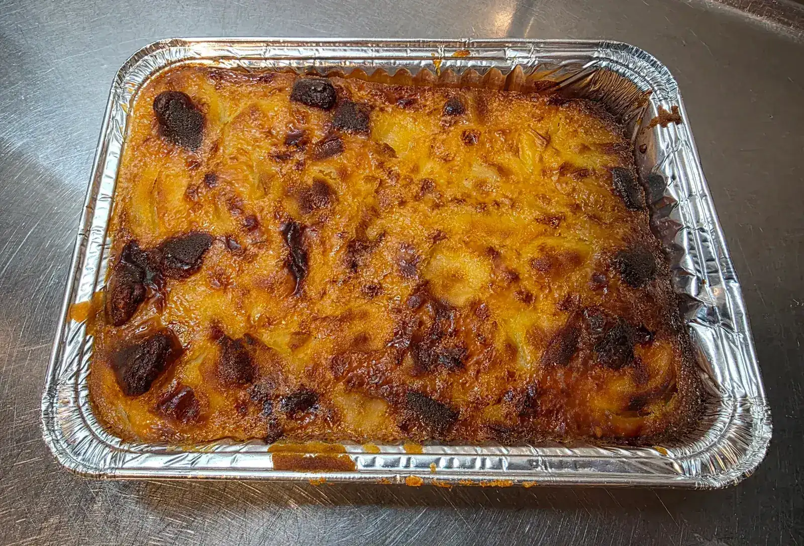 Gebakken sopa paraguaya met goudbruine korst in een bakvorm, een klassieker van de Paraguayaanse keuken