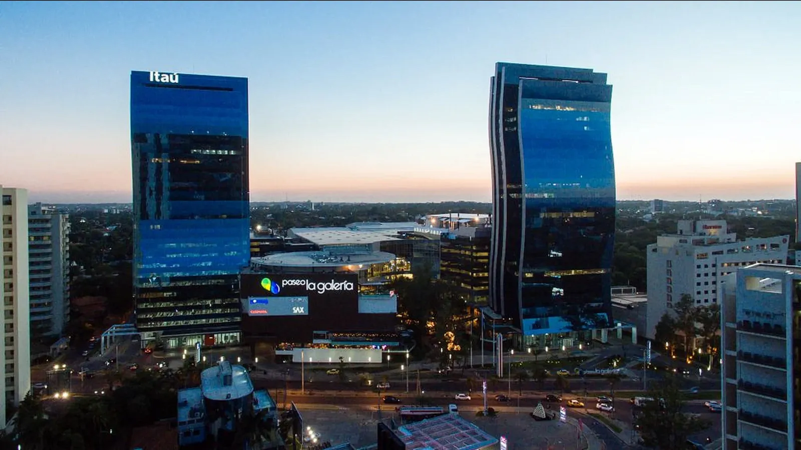 Kantoortorens bij winkelcentrum Paseo La Galería in Asunción bij schemering, logisch startpunt voor remote werk in Paraguay