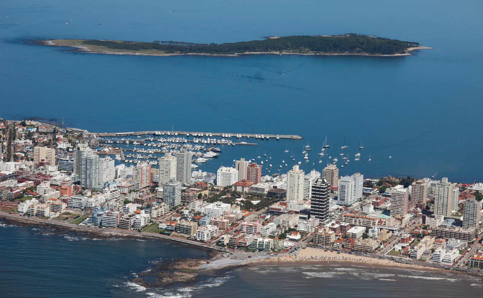 Luchtfoto van Punta del Este met hoogbouw en jachthaven, de dure kustplaats in Uruguay die geliefd is bij emigranten