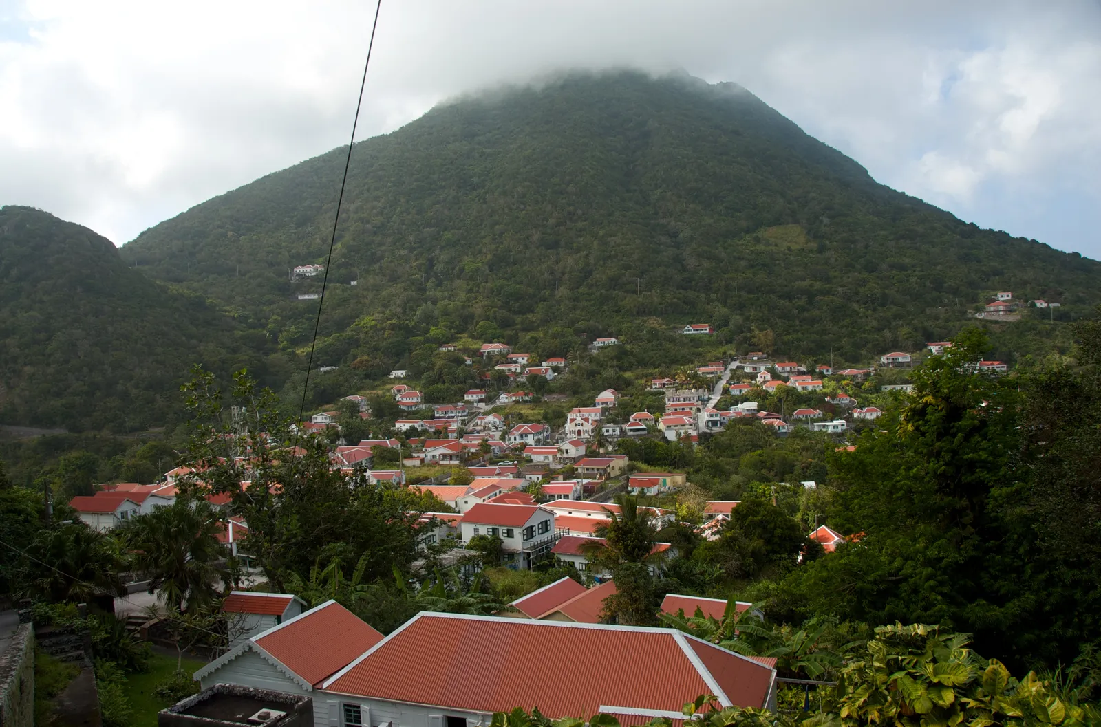 Het dorp Windwardside op Saba met Mount Scenery erboven, een van de BES-eilanden in Caribisch Nederland