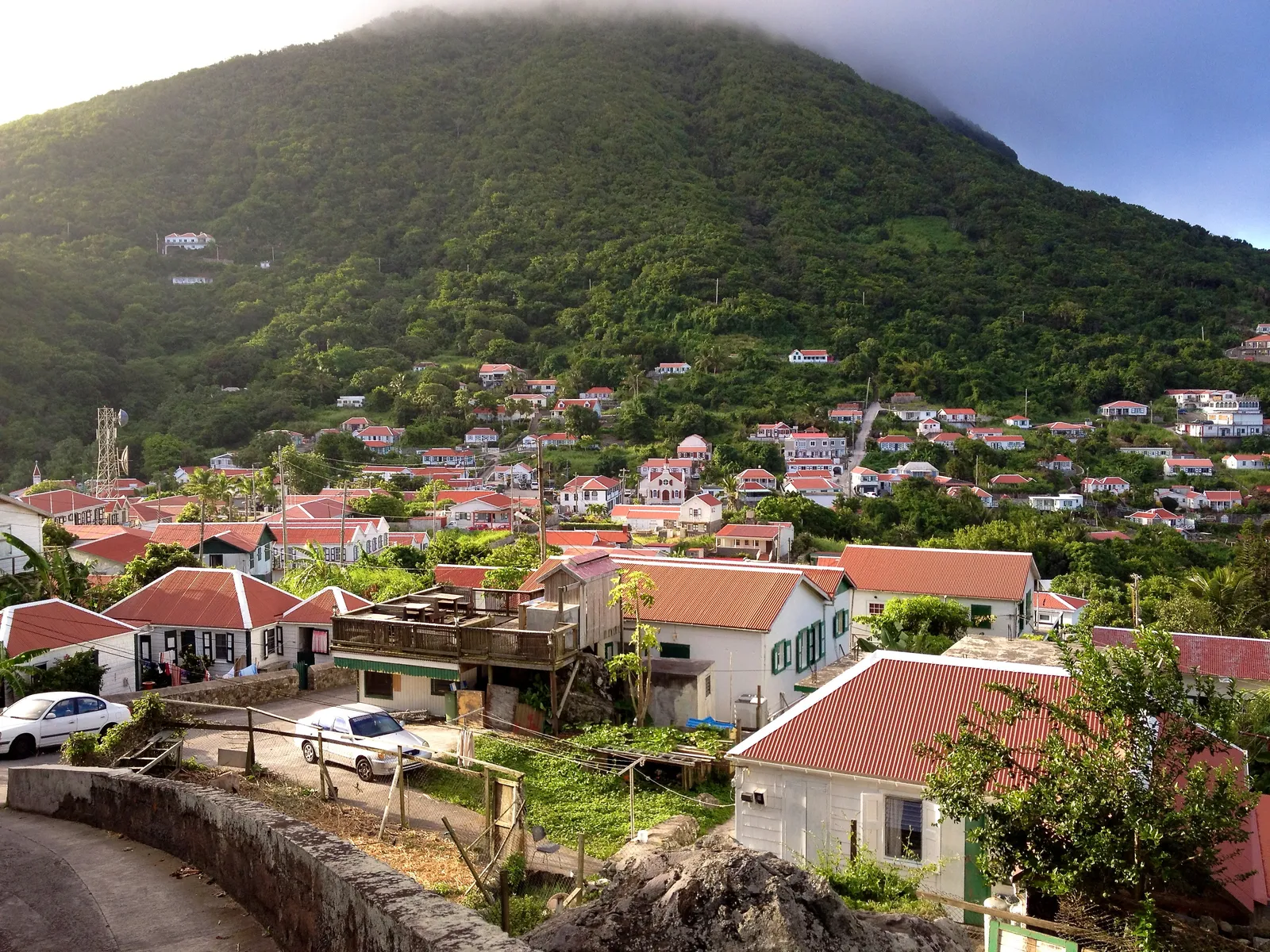 Woningen met rode daken in Windwardside op Saba, een van de BES-eilanden met een eigen belastingstelsel