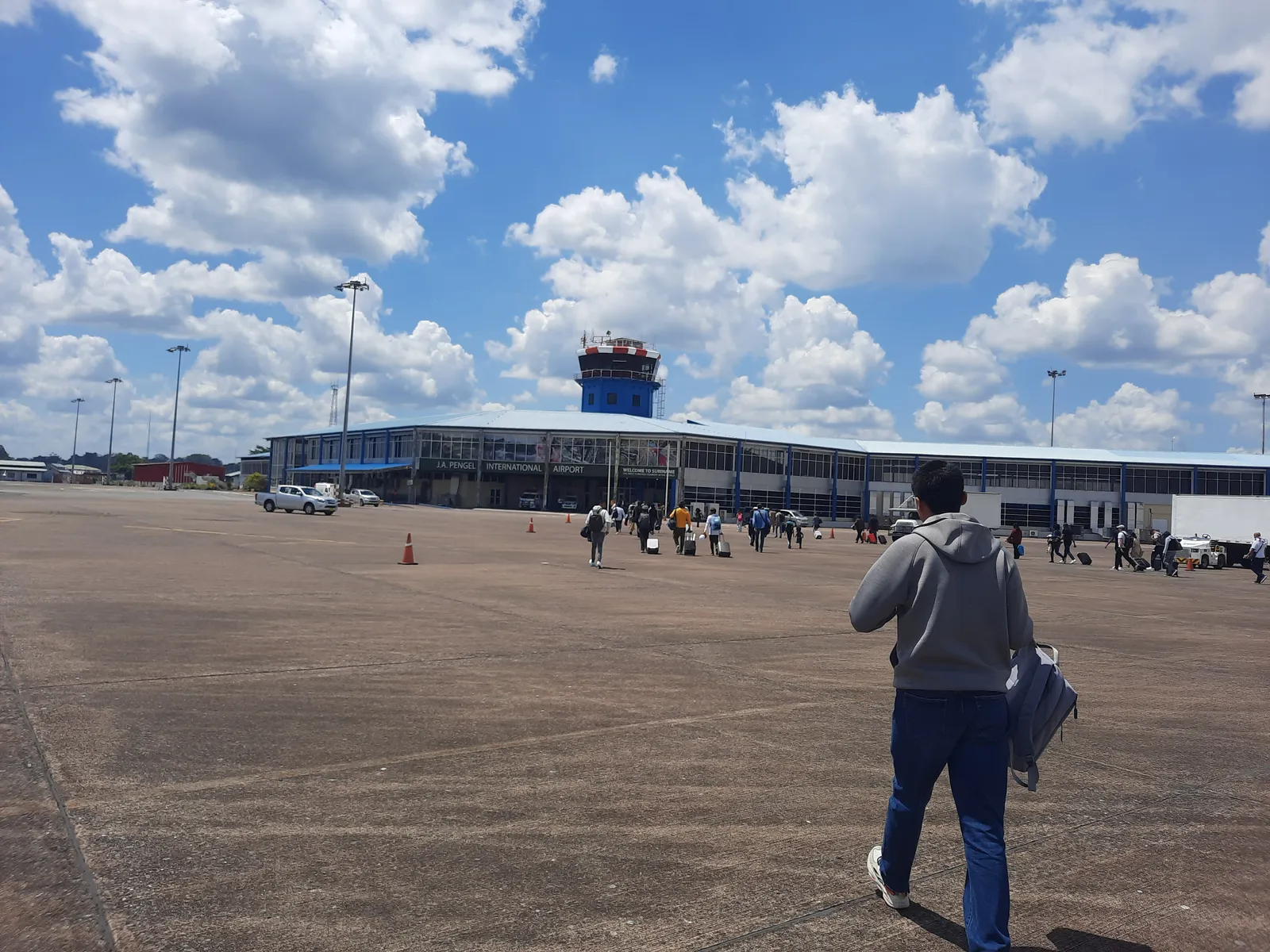 Terminal van Johan Adolf Pengel International Airport bij Zanderij, vertrekpunt bij emigreren vanuit Suriname
