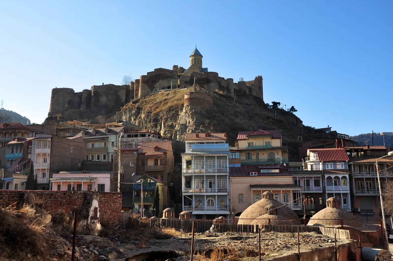De Narikala-vesting boven de oude stad van Tbilisi met de koepels van de zwavelbaden, hoofdstad van Georgië
