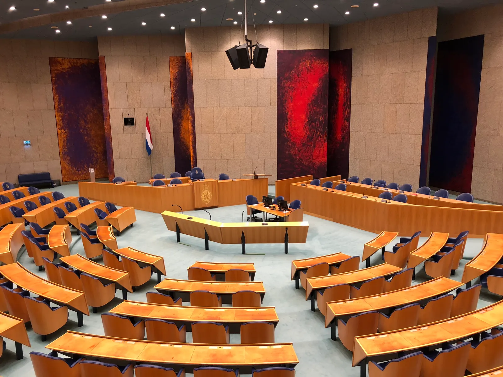 Plenaire zaal van de Tweede Kamer in Den Haag; het parlement stelt de tarieven in box 2 voor dividend vast