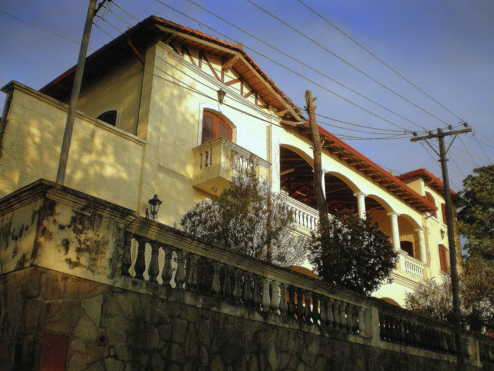 Villa met bogen en balkons in San Bernardino, het soort vastgoed dat u bekijkt als u een huis wilt kopen in Paraguay