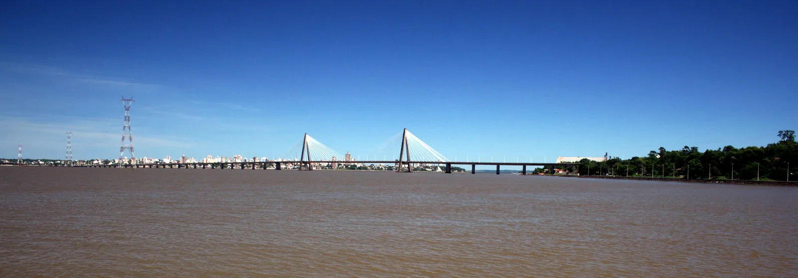 Brug San Roque González de Santa Cruz over de Paraná tussen Encarnación in Paraguay en Posadas, een alternatieve route bij vliegen naar Paraguay via Argentinië